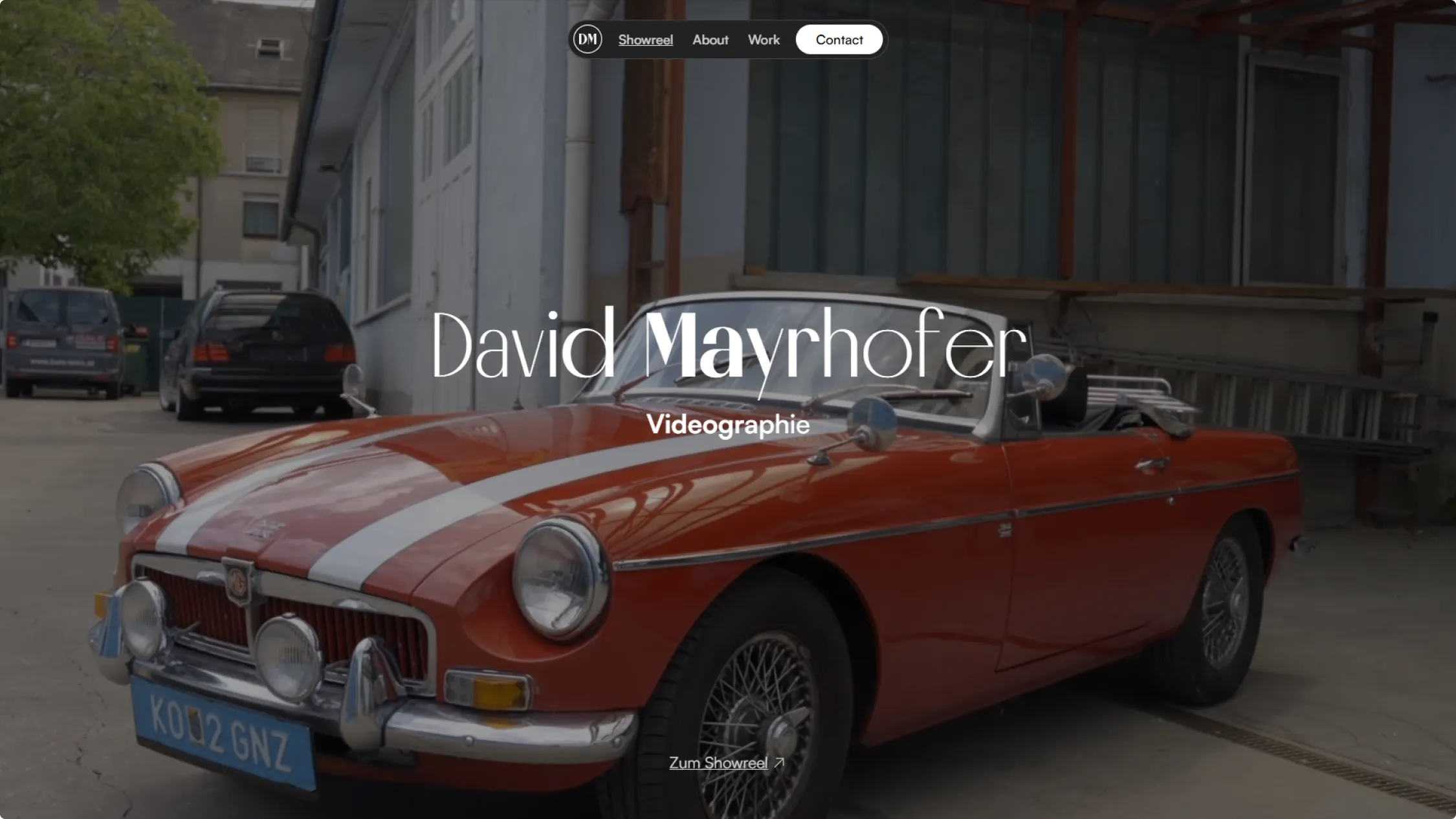 Screenshot of the website of a videograph that features a red oldtimer car 